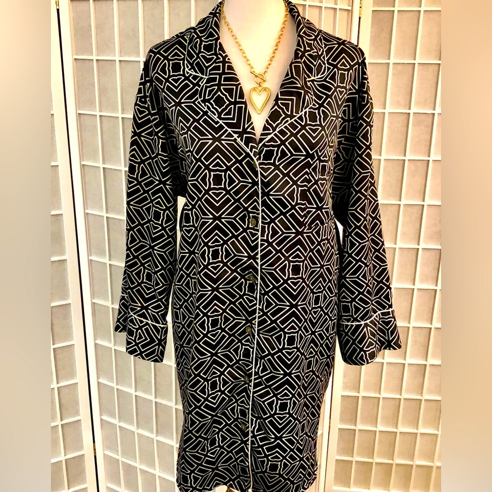 Natori Black & White Geometric Long Button Front Robe